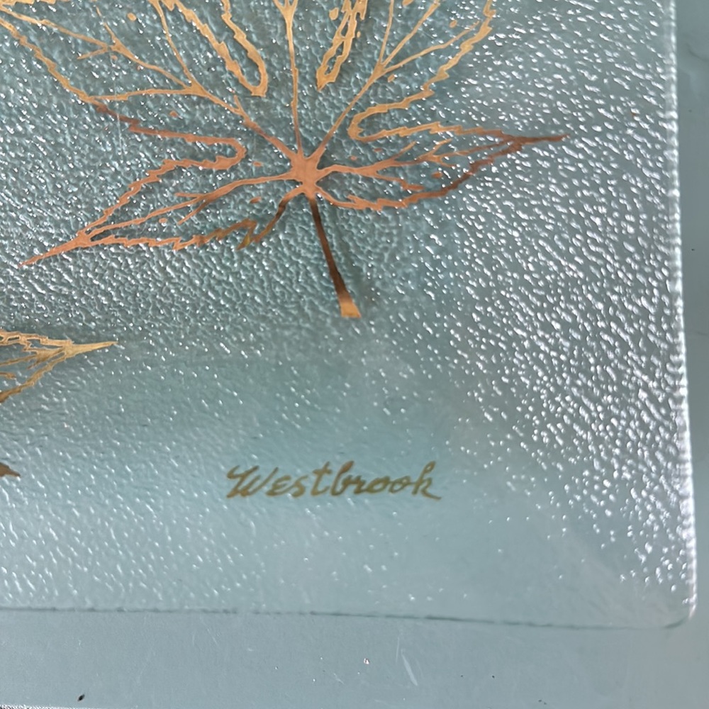 Modern Mid Century Glass Square Dish With Gold Leaf Embellishments - Picture 5 of 7